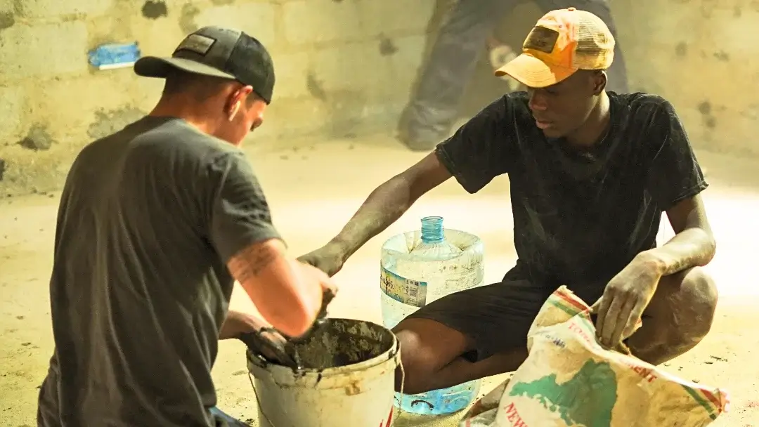 fia-volunteer-and-ugandan-mixing-cement